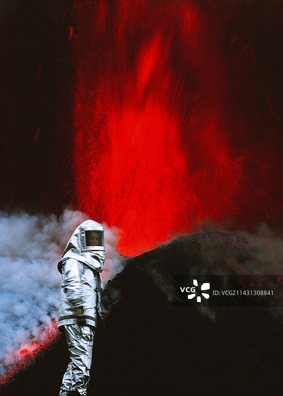 火山学家通过埃特纳火山爆发图片素材