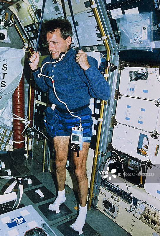 宇航员在哥伦比亚号航天飞机上锻炼图片素材