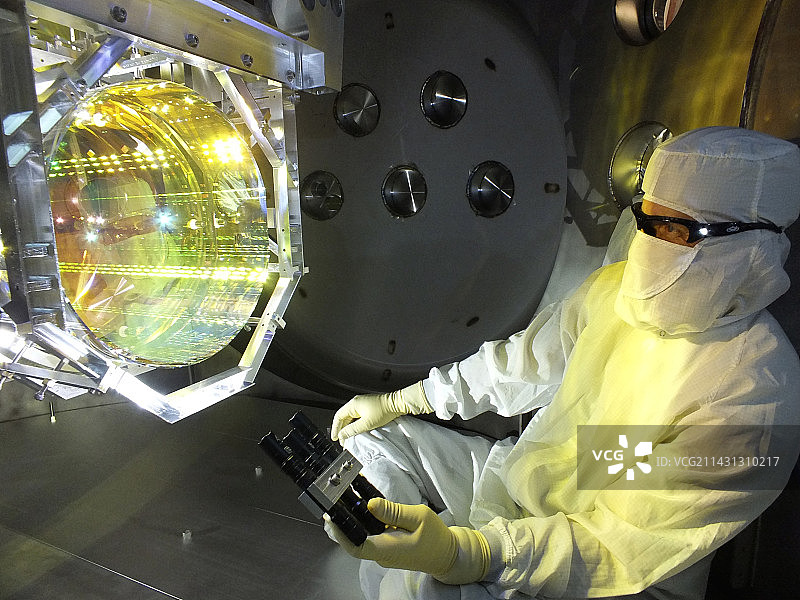 LIGO引力波探测器光学元件图片素材