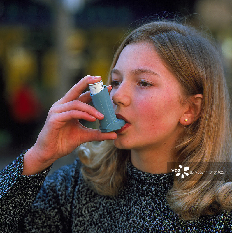 青少年使用气雾剂吸入器治疗哮喘图片素材