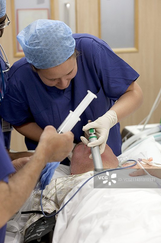 为病人进行气管插管图片素材