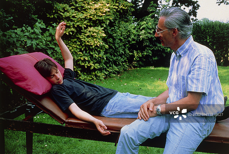 催眠治疗师与年轻男性图片素材