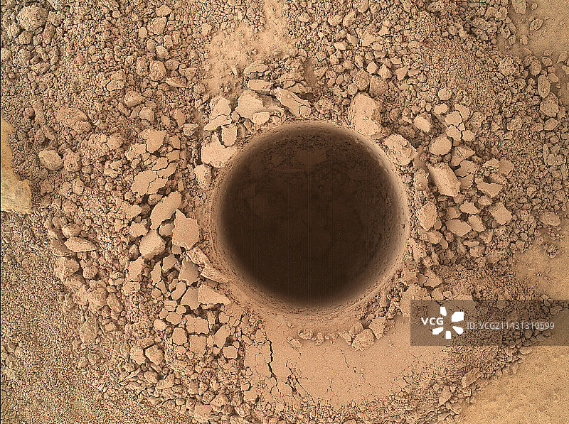 好奇号拍摄的火星夏普山采样孔图片素材