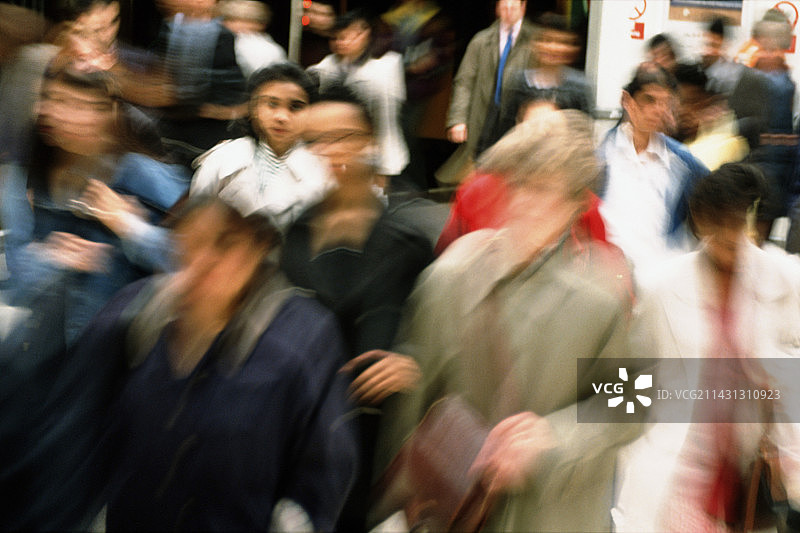 压力：办公室工作人员通勤的模糊效果图片素材