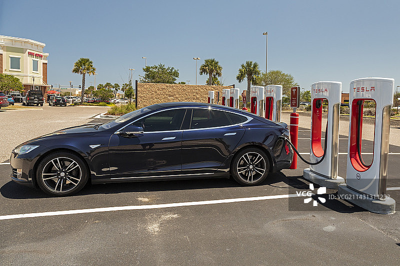 美国佛罗里达州的电动汽车充电站图片素材
