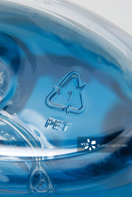 塑料瓶上的回收标志图片素材