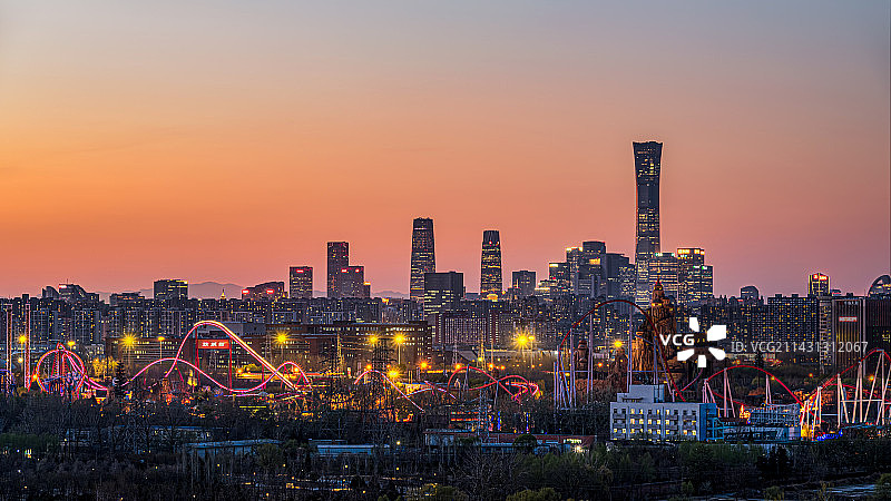 北京欢乐谷与CBD同框晚霞图片素材