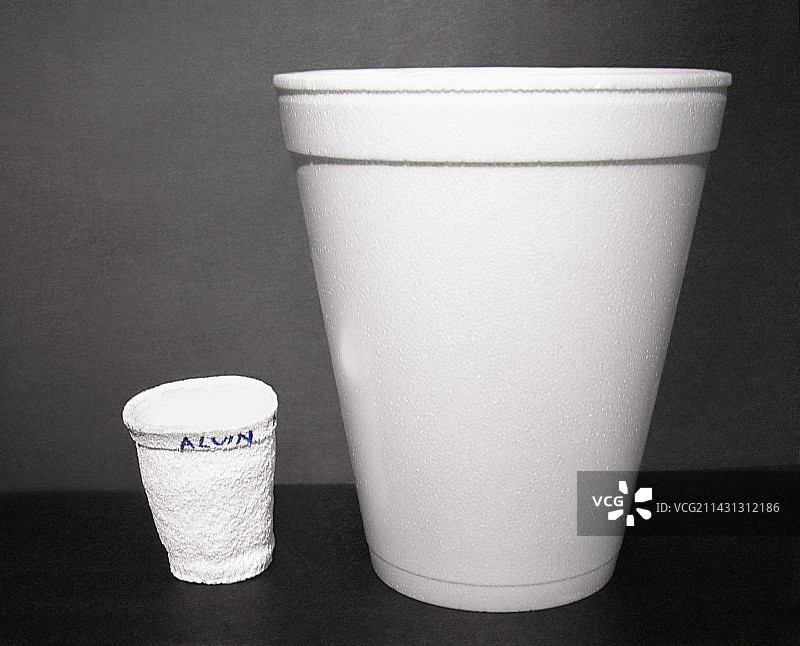 高压作用下变形的聚苯乙烯杯图片素材