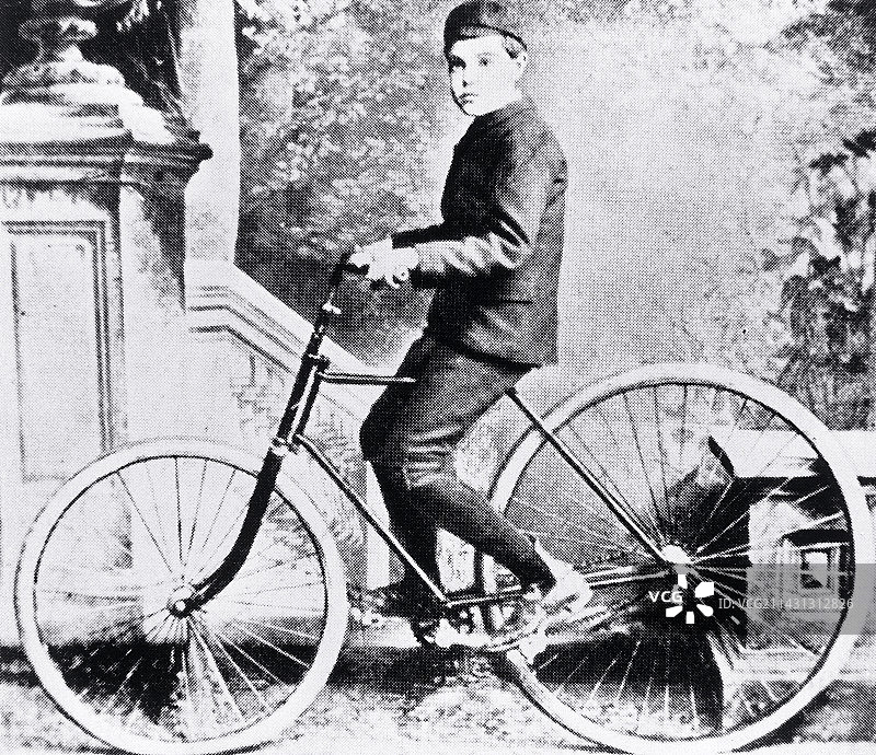 首辆充气轮胎自行车图片素材