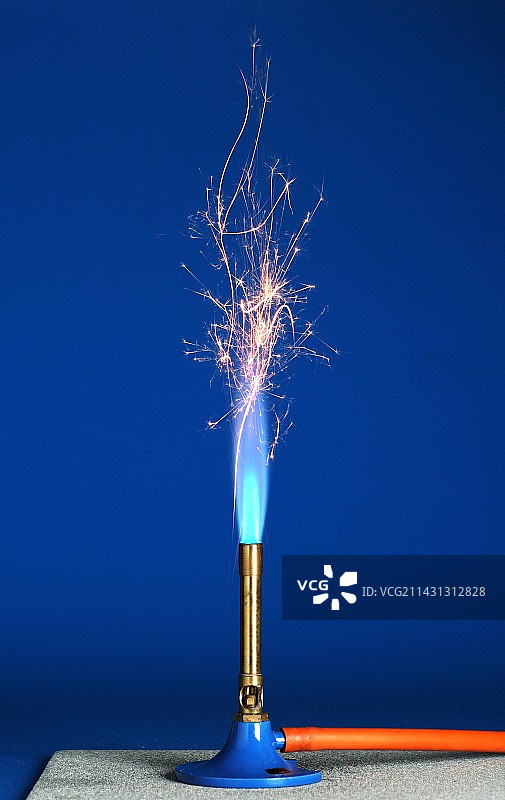 本生灯火焰中的铁屑图片素材