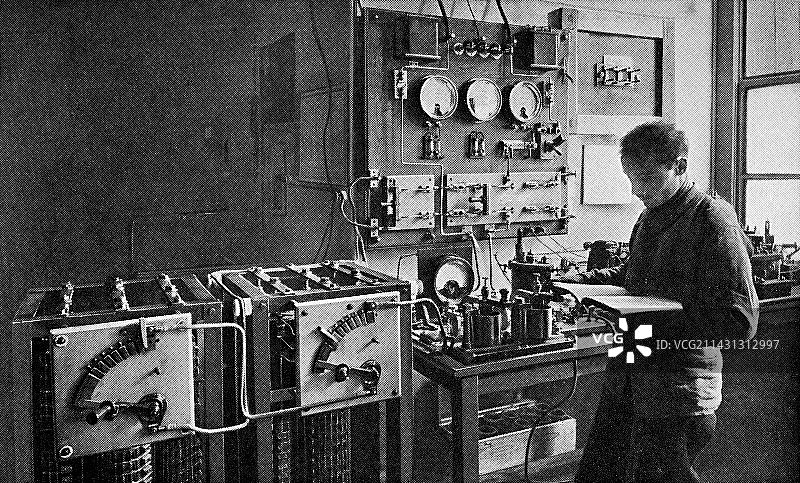 1914年埃菲尔铁塔无线电台图片素材