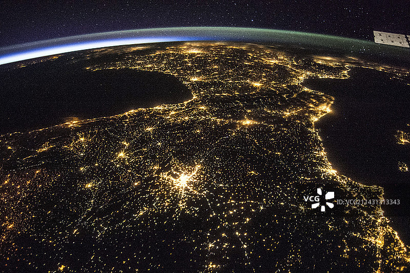 夜晚的太空与法国，国际空间站图像图片素材