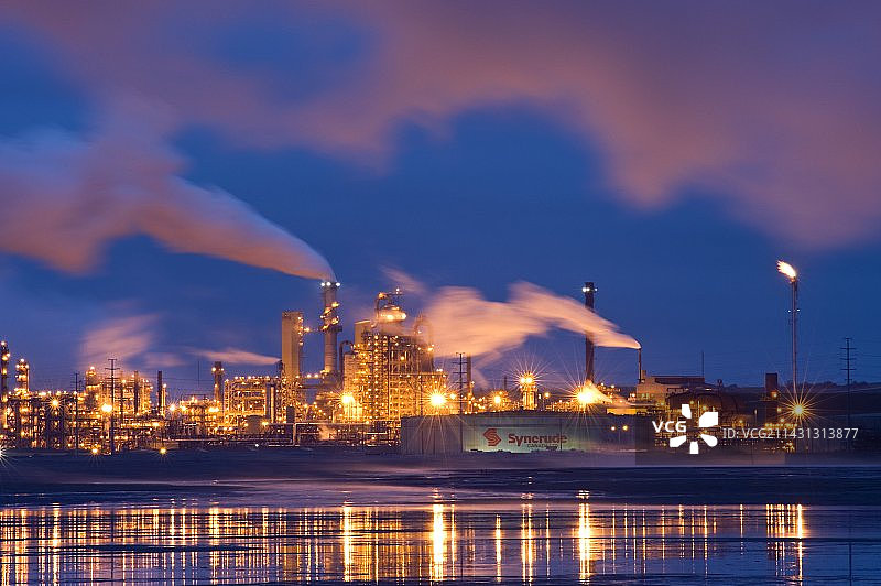 夜间炼油厂图片素材
