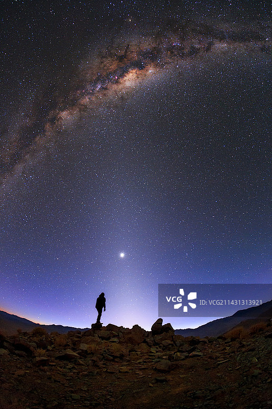 阿塔卡马沙漠上空的银河和金星图片素材