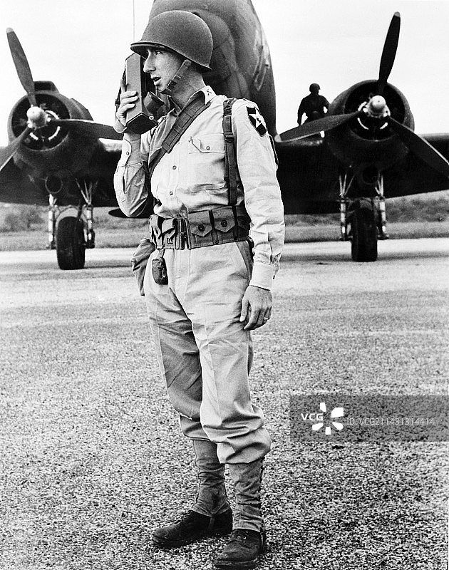 20世纪40年代的军用便携式收音机图片素材