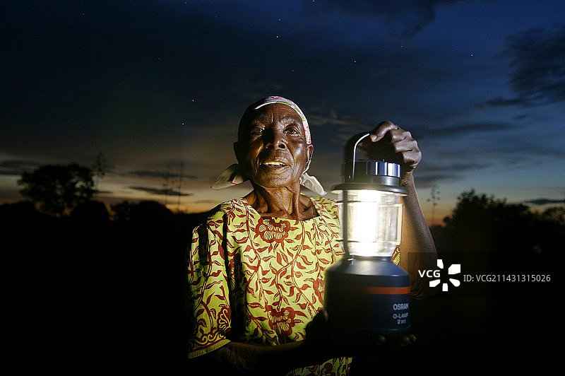 手持太阳能灯的女人，肯尼亚图片素材