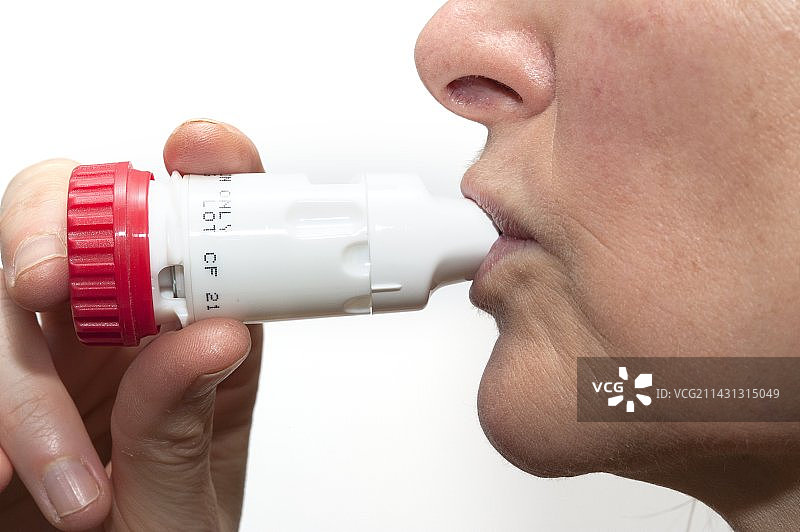 使用中的哮喘都保雾图片素材