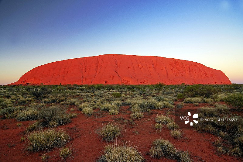 澳大利亚日出时分的乌鲁鲁（艾尔斯岩）图片素材