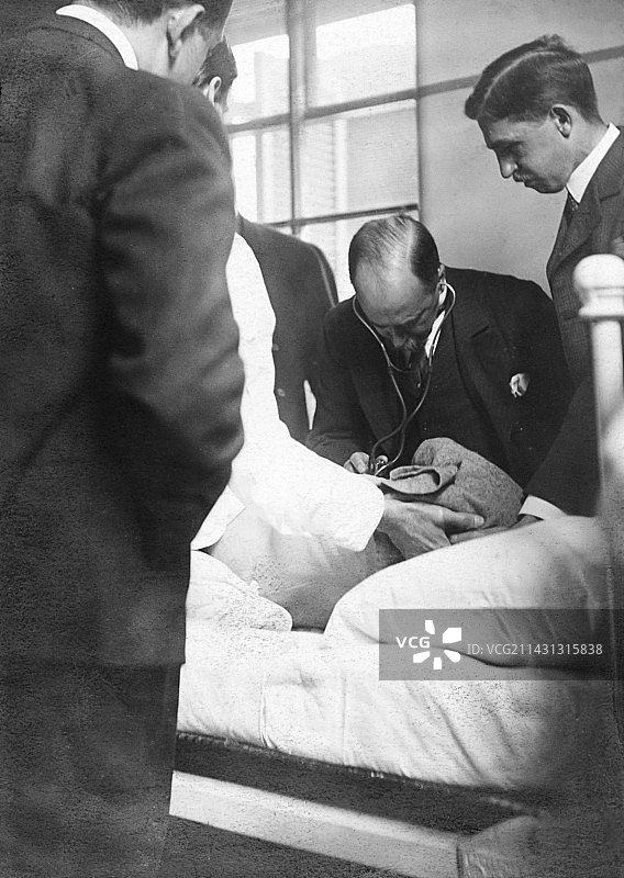 1900年代威廉·奥斯勒为病人看诊图片素材