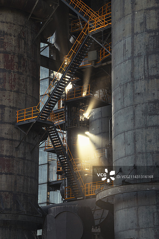 首钢园北区 三高炉 日出丁达尔效应图片素材