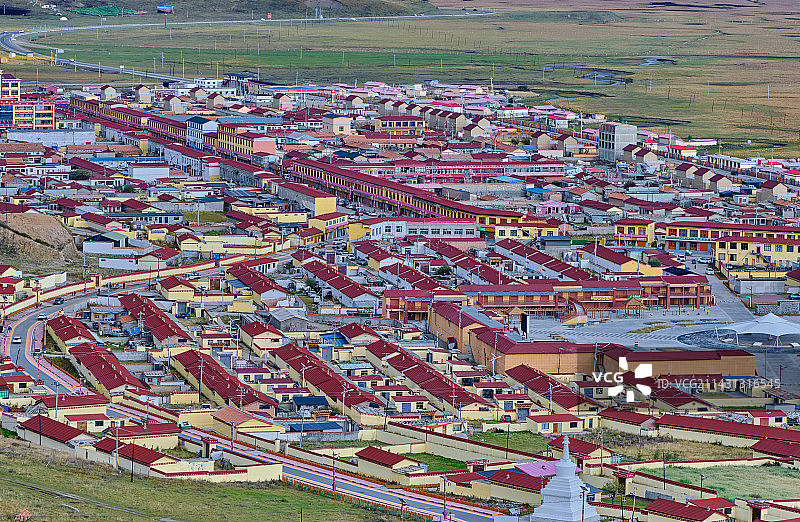 甘肃甘南玛曲县阿万仓镇红色房屋建筑群图片素材