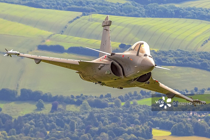 飞行中的达索阵风战斗机图片素材