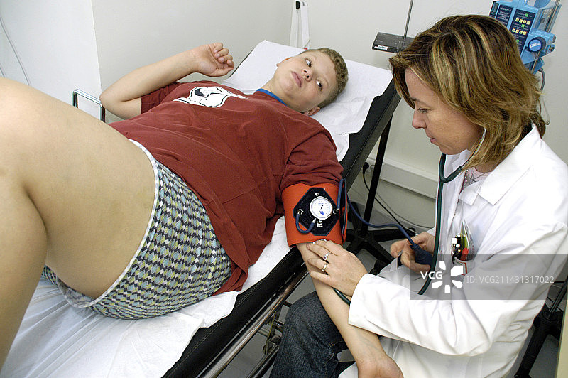 超重男孩正在接受检查图片素材