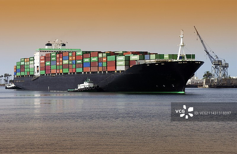 集装箱船与拖船图片素材