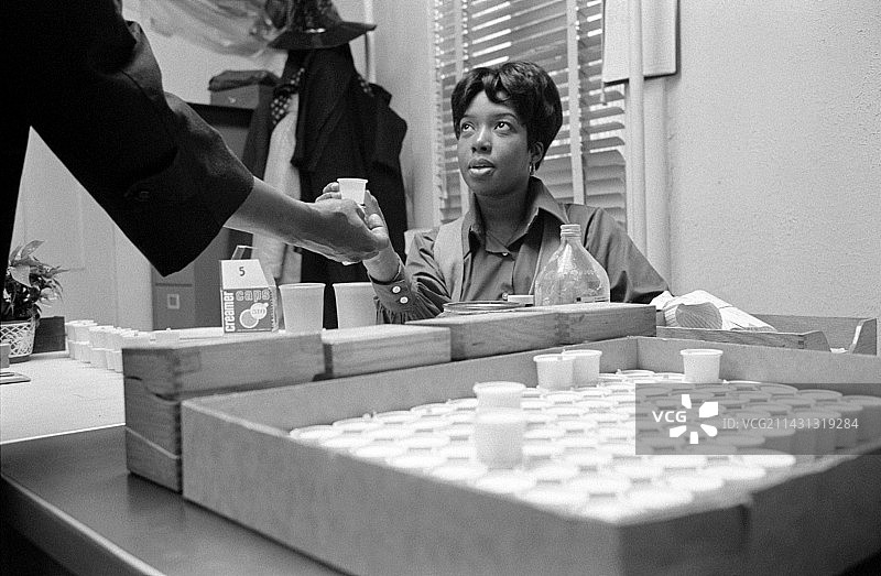 1971年美沙酮配药图片素材