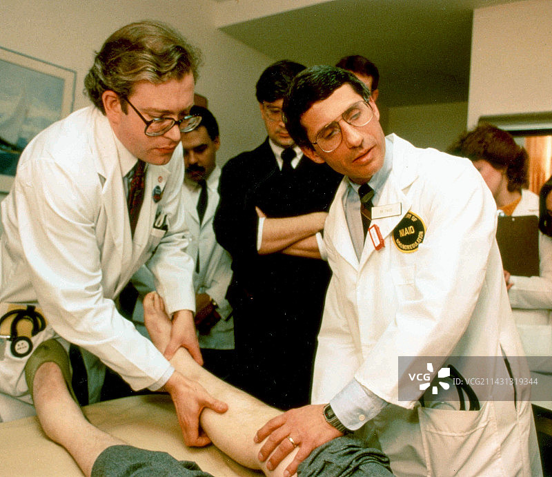 安东尼·福奇在早期艾滋病流行期间检查病人图片素材