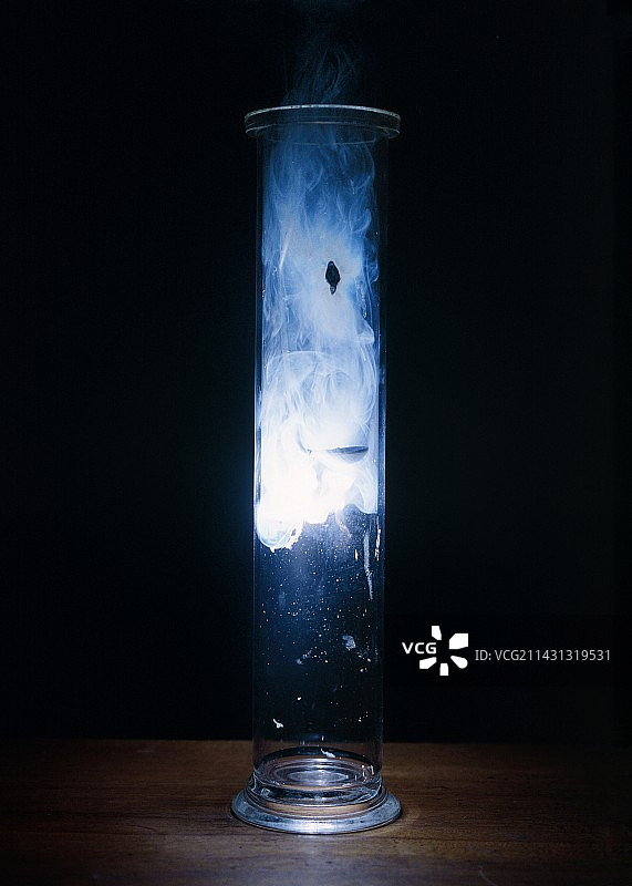 镁在氧气中燃烧图片素材