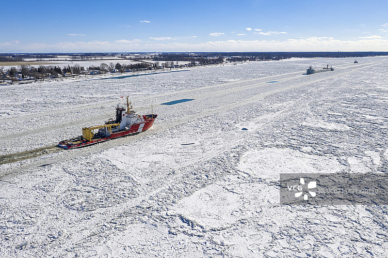 美国密歇根州圣克莱尔河上的破冰船图片素材