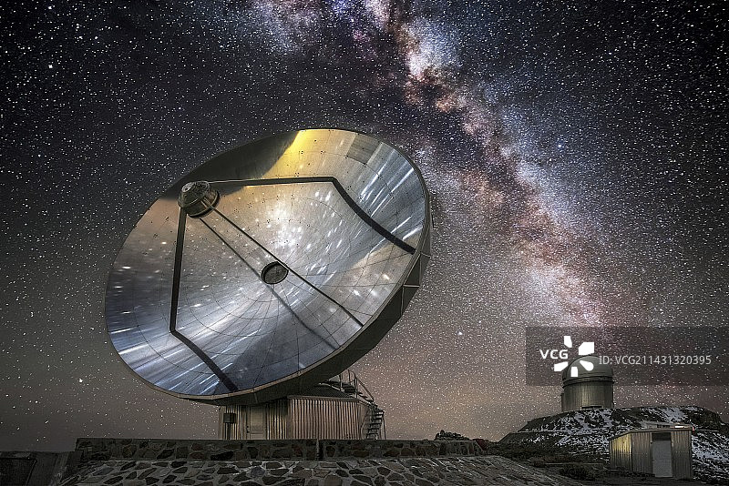 瑞典-欧洲南方天文台亚毫米望远镜和银河系图片素材