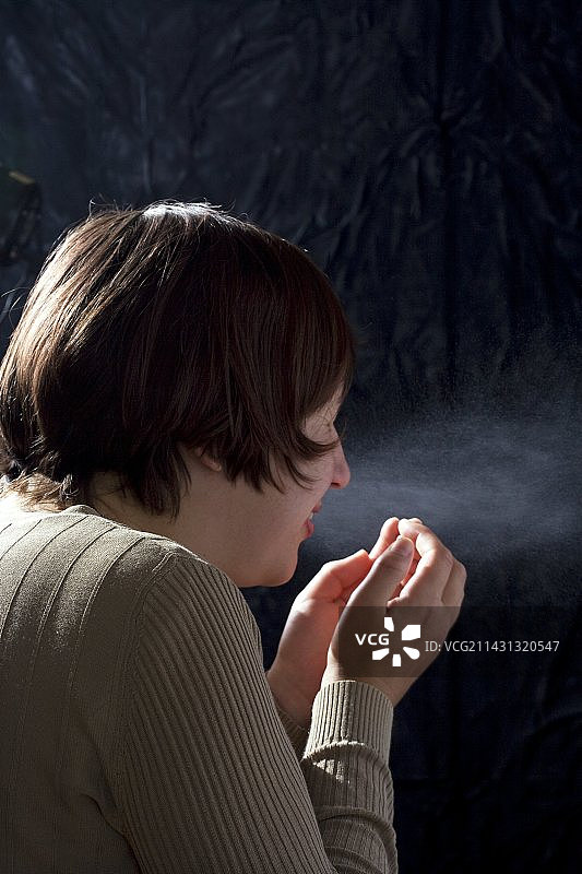 女人对着手帕打喷嚏图片素材