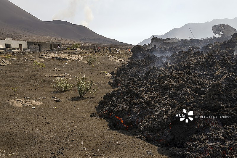 熔岩流向福戈火山村庄图片素材