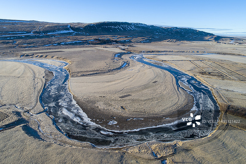 冰岛的河流弯道与温泉图片素材