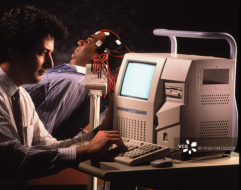 医生通过脑电图监测大脑活动图片素材