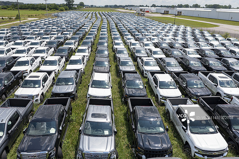 因半导体短缺而未完成的卡车，美国图片素材