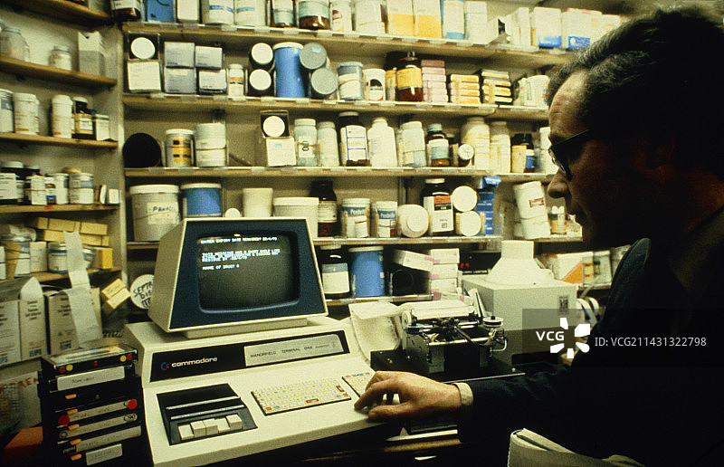 药房里的宠物电脑图片素材