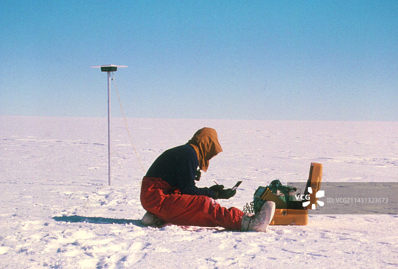 研究人员测量冰川流速图片素材