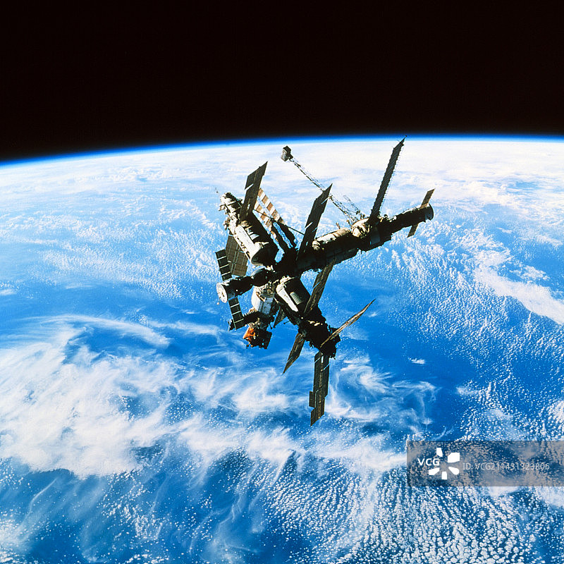 俄罗斯和平号空间站地球轨道运行图片素材