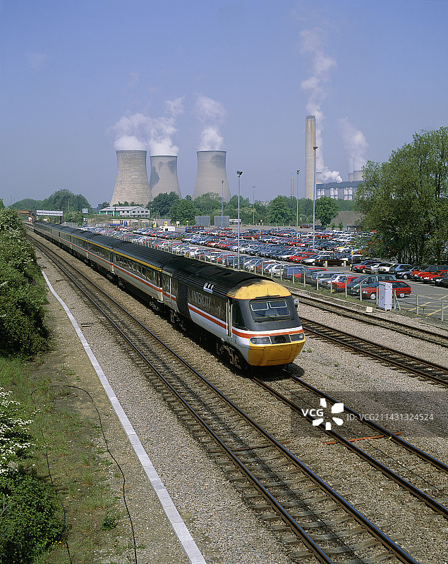 火车经过停车场和迪德科特发电站图片素材