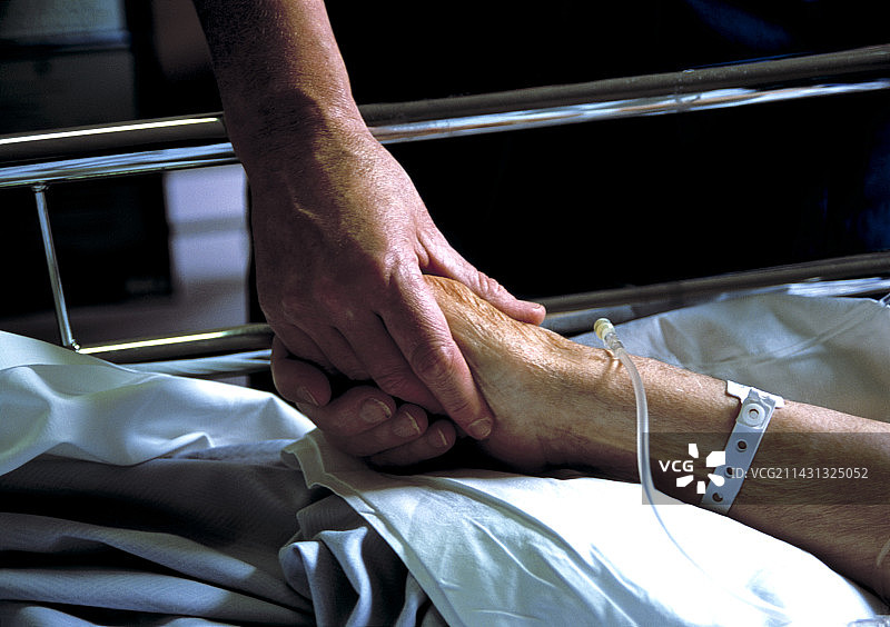护士握着病人的手图片素材