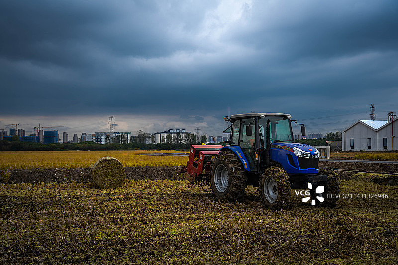 无人驾驶拖拉机图片素材