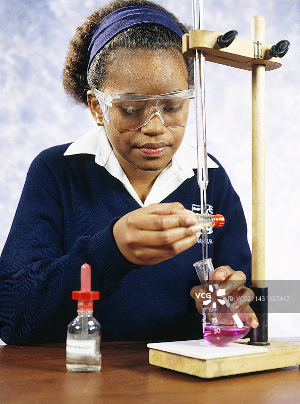 学生进行滴定实验图片素材