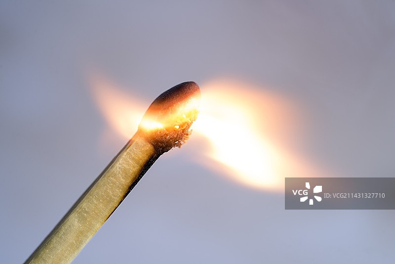 火柴点燃图片素材