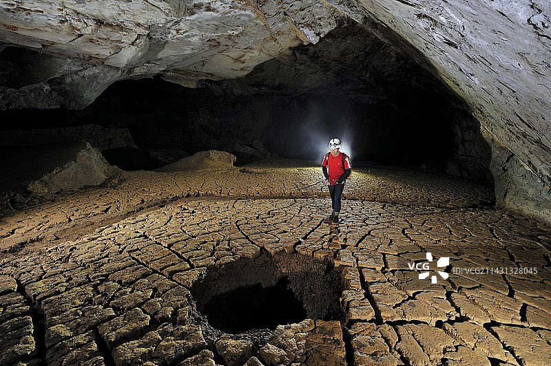婆罗洲泥土地面的洞穴图片素材