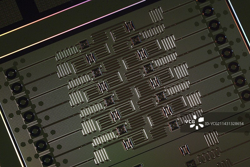 IBM量子计算机，16量子位处理器图片素材