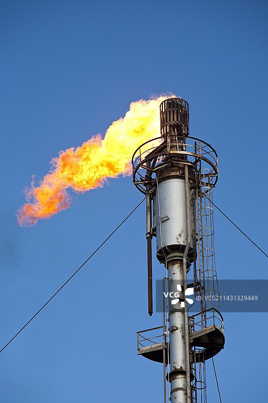 石油码头燃烧气体图片素材