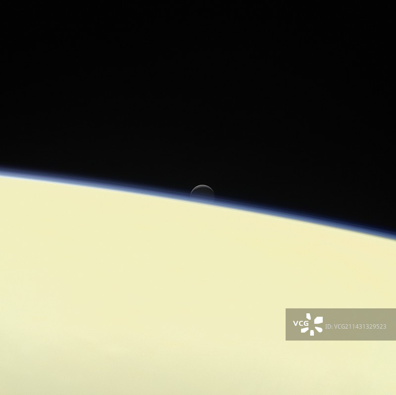 卡西尼号拍摄的土卫二在土星后方的景象图片素材